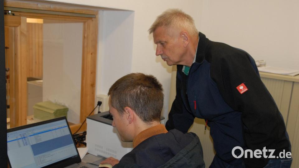 Neueste Technik in Schmidmühlen. Sportleiter Erwin Koller und Torsten Flieder überwachen die Wettkämpfe. Bild: pop