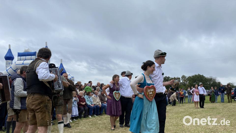Beim Austanzen singen die Schleißdorfer Kirwaburschen immer ihre Schnodahipfl. Bild: gri