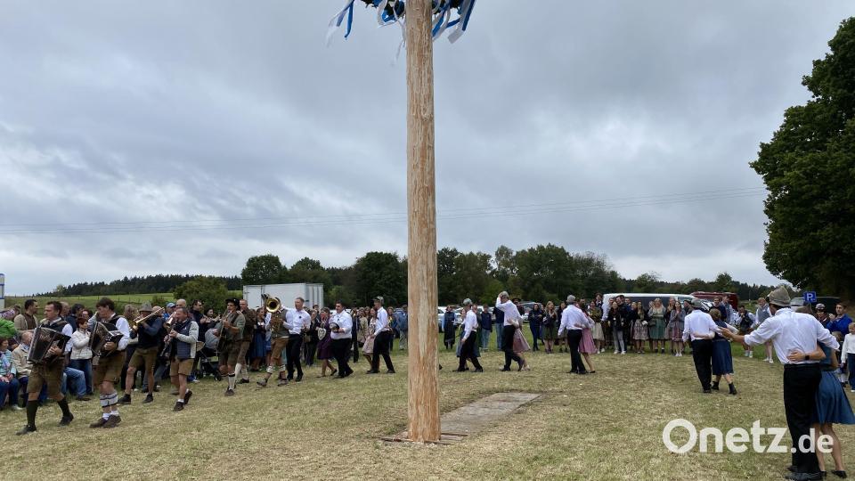 Zahlreiche Zuschauer verfolgen das Austanzen des Kirwabaumes. Bild: gri