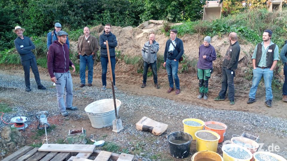 Mitarbeiter des Naturdorfs und der Bauhütte zeigten die historische Kalk-Herstellung und die moderne Anwendung vor Ort. Bild: Ilona Hunsperger/exb