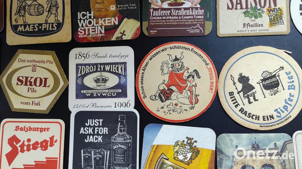 Ein Ausschnitt aus der Sammlung von rund 1200 Bierdeckeln die Ulrich Sigmund aus aller Welt zusammengetragen hat. Bild: lgc