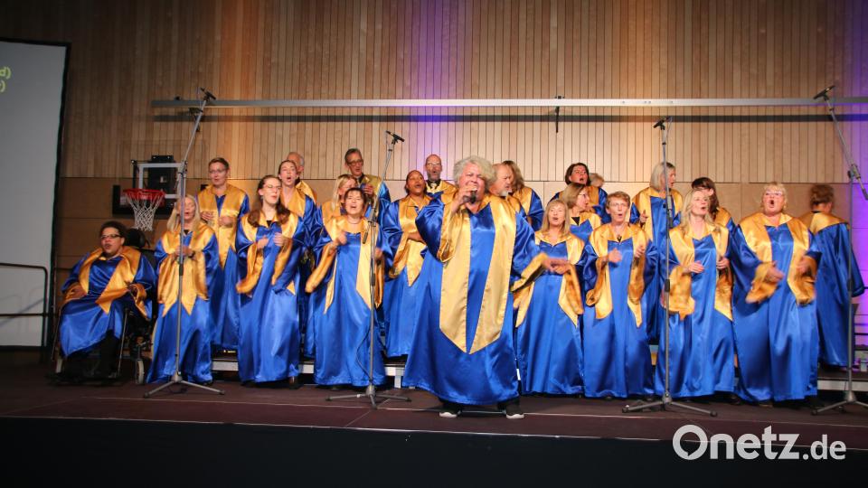Der Gospel-Chor &quot;Hope &amp; Joy&quot; um Chorleiterin Remona Fink hatte selbst Spaß beim Auftritt in Grafenwöhr und übertrug den schnell aufs Publikum. Bild: sne