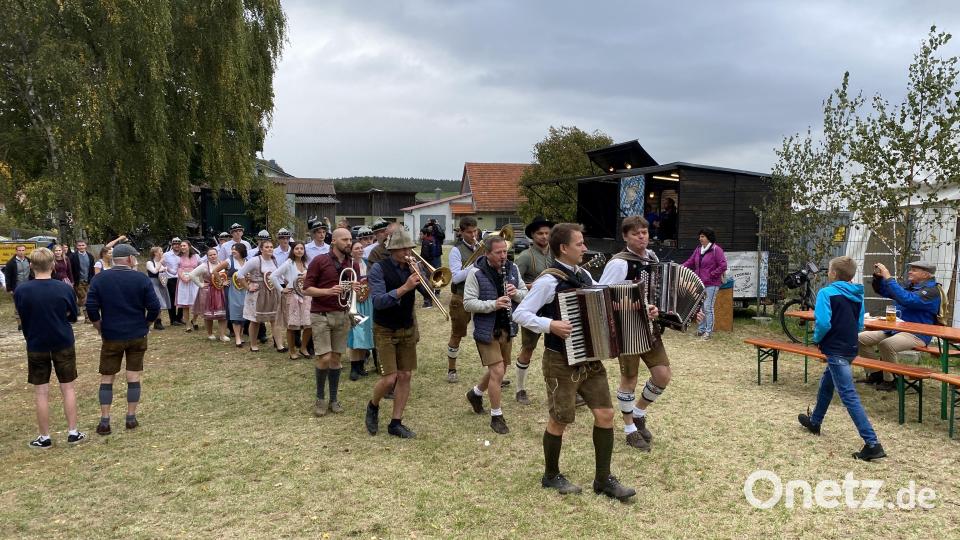 Begleitet von den Musikanten ziehen die neun Kirwapaare am Sonntag zum Baumaustanzen. Bild: gri