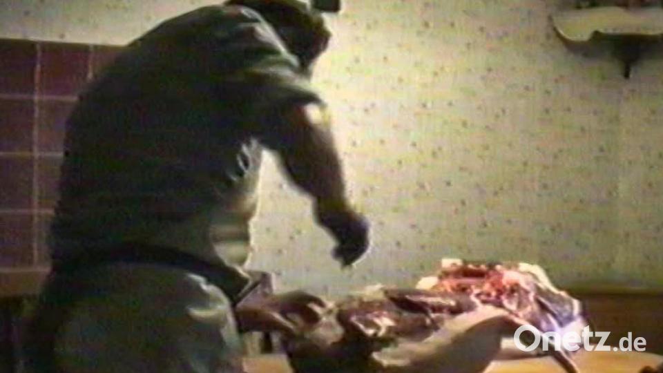 Am Küchentisch des Bauernhofes zerlegte der Wirts-Günter die Sau mit seinem scharfen Messer. Bild: Hans Ernst