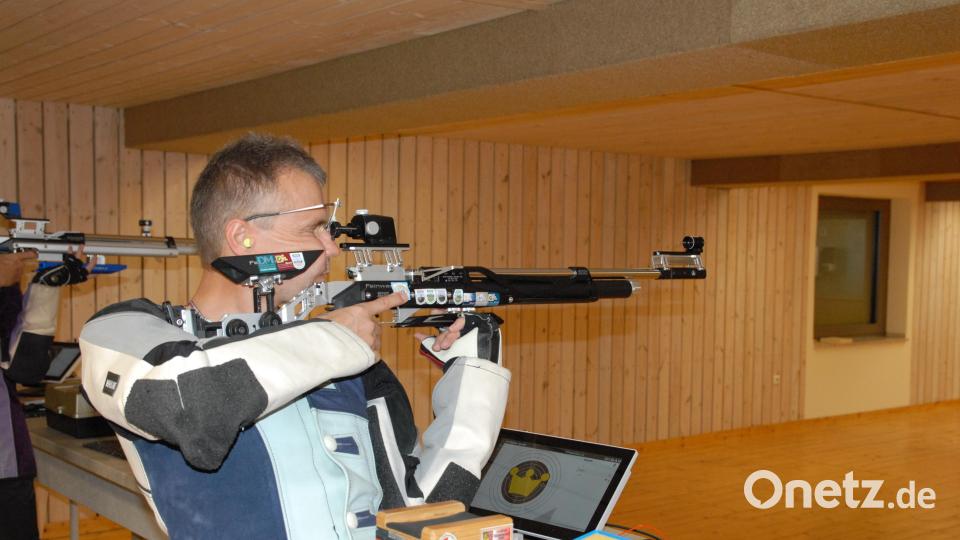 Hochkonzentriert: Günther Sperber, einer der besten Schützen im Landkreis beim Königsschuss. Bild: pop