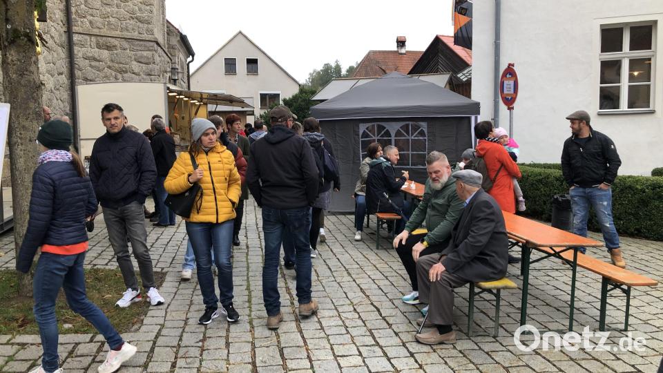 Der Platz zwischen der Pfarrkirche Sankt Pankratius und Pfarrheim (rechts) war der ideale Ort für den Herbstmarkt in Falkenberg. Bild: wro