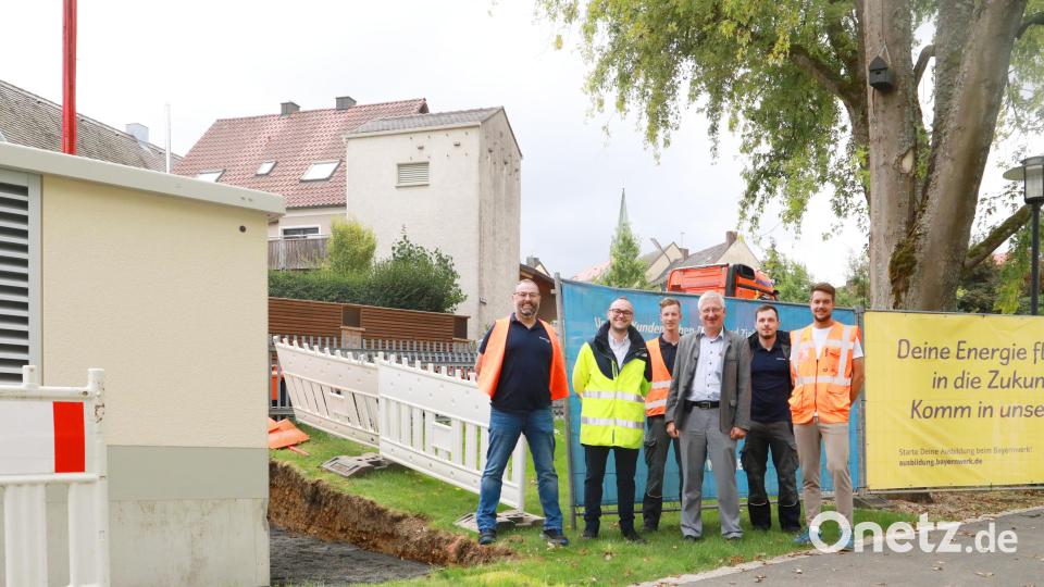 An der Ecke Pfarrgasse/Ringstraße hat der alte Trafo (im Hintergrund) bald ausgedient. Der neue moderne Trafo ist bereits gesetzt (links). Auf dem Bild unter anderem Bürgermeister Johannes Reger (Dritter von rechts) mit (von links) Bayernwerk-Projektmanager Matthias Hanke, dem Leiter des Bayernwerk-Kundencenters, Maximilian Lößner, sowie Bauleiter Korbinian Graf von der Firma Rädlinger. Bild: njn