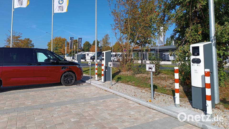 Bei der Neugestaltung des Parkplatzes installierte das Möbelhaus Gleißner gleich fünf E-Ladesäulen mit insgesamt zehn Lademöglichkeiten. Bild: szl
