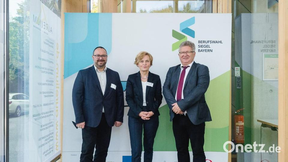 Glückwünsche zur Verleihung des Berufswahlsiegels durften Realschuldirektor German Helgert (rechts) und Konrektor Holger König von der Ministerialbeauftragten für die Realschulen in der Oberpfalz, Mathilde Eichhammer, entgegennehmen. Bild: Bildungswerk Bayerische Wirtschaft/exb