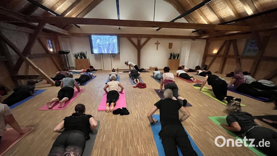 Komplett ausgebucht waren die Yogastunden bei der Museumsnacht im Schafferhof. Bild: Uwe Rosner/exb