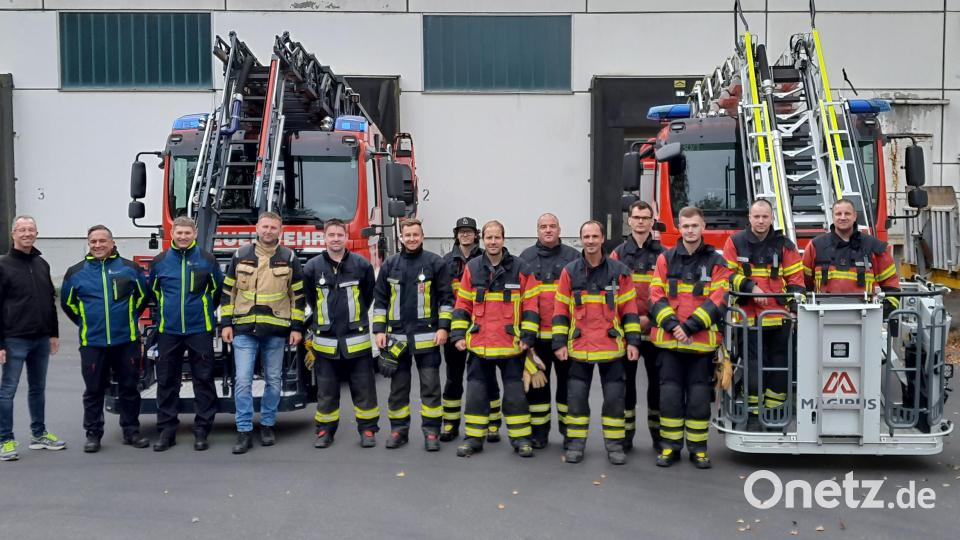 Die Teilnehmer der Maschinistenschulung vor den Drehleitern der Feuerwehren Mitterteich und Waldsassen. Bild: Franz Bauernfeind/exb