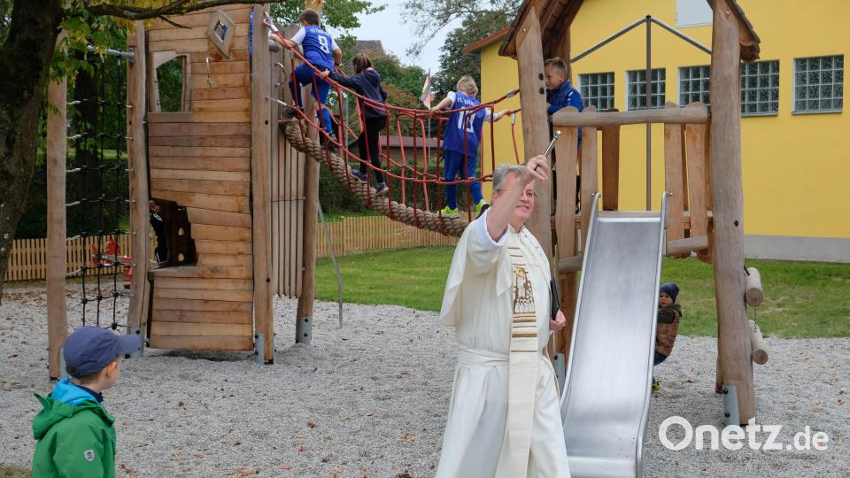 Zur Dreifachfeier gehörte auch die kirchliche Segnung des neuen Kinderspielplatzes. Bild: do