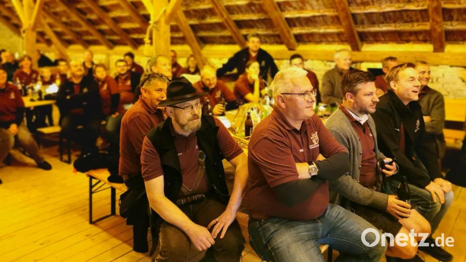 Auch Schirmherr Bürgermeister Peter Neumeier (vorne, Mitte) rätselt mit. Bild: Portner