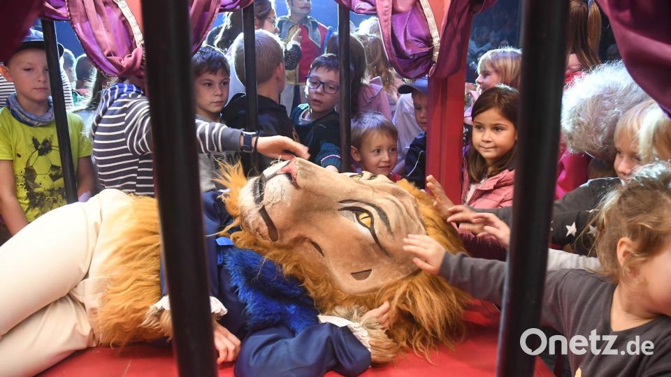 Viele der kleinen Zuschauer wollen einmal einen &quot;Löwen&quot; streicheln. Bild: Gabi Schönberger