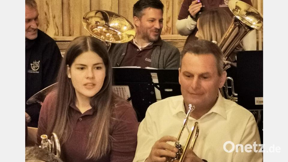 Eine nicht ganz ernst gemeinte Einlage der zwei Bürgermeister am Instrument: Norbert Eckl (vorne) und Peter Neumeier (hinten). Bild: Portner