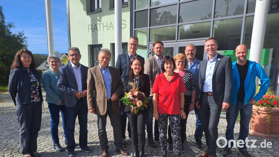 Ricards Grünig (vorne, mit Blumenstrauß) ist neue TMO-Geschäftsführerin, Andreas Munder (Vierter von links) geht nach 17 Jahren in den Ruhestand. Bild: gis