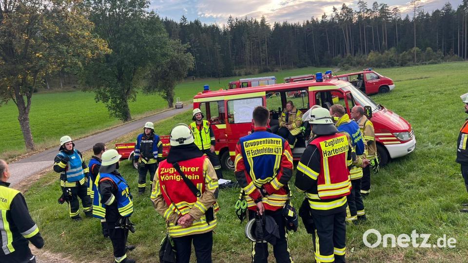 Feuerwehren aus der Oberpfalz und dem angrenzenden Mittelfranken übten auf dem Einsiedlerhof in Ziegelhütte bei Achtel. Bild: lei