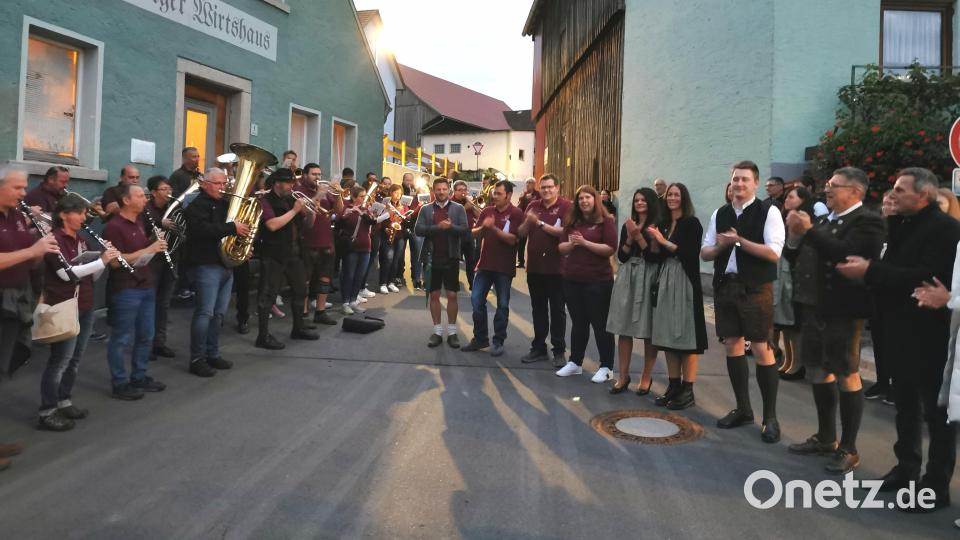 Der Musikverein Schwarzenfeld (links) bittet die Blaskapelle Teunz (rechts) mit einem Marsch um die Übernahme der Patenschaft. Bild: Portner