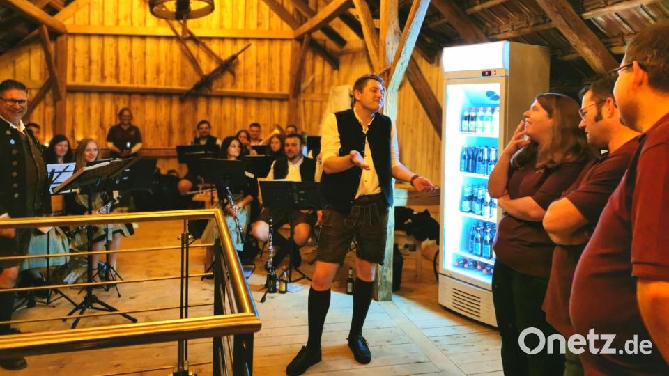 Der Teunzer Vorsitzender Tobias Schmid (Mitte) stellt Matthias Winter, Philipp Korb und Kristina Betz eine neue Aufgabe. Bild: Portner