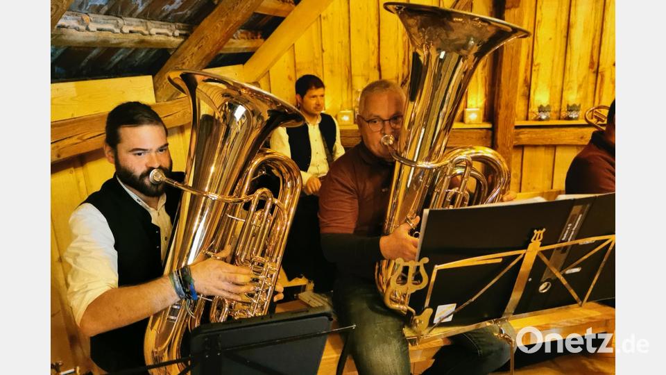 Die Tubisten aus Teunz und Schwarzenfeld im Duett. Bild: Portner