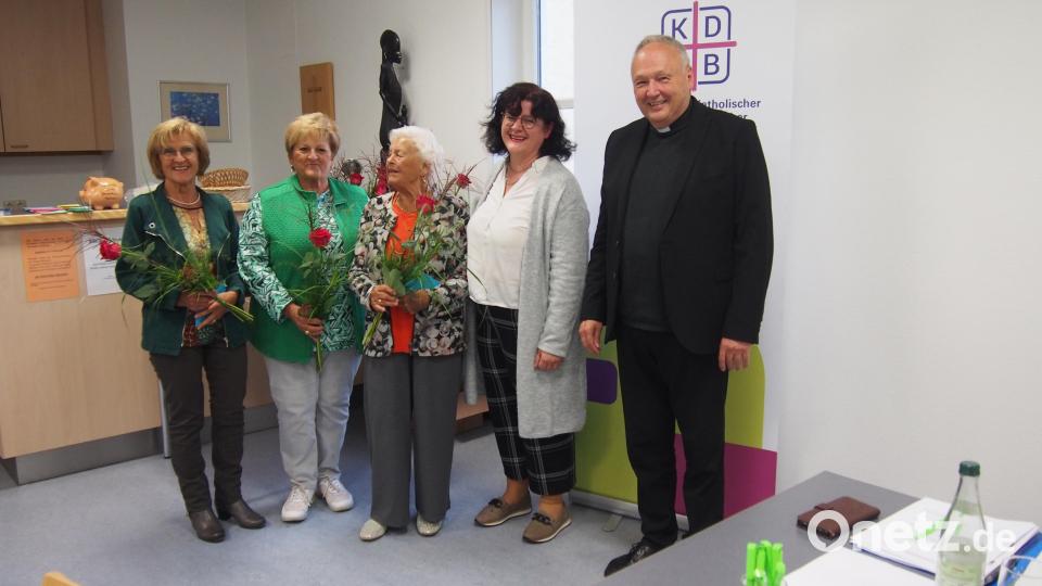 Stadtpfarrer Flierl und Vorsitzende Barbara Schmid (von rechts) ehrten Maria Ruppert, Christine Hofmann und Anna Bauer (von links) für ihre langjährige Mitgliedschaft beim Frauenbund Tirschenreuth. Bild: KDFB Tirschenreuth/exb