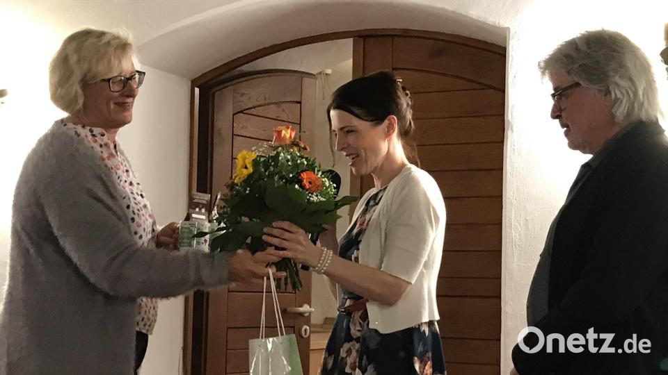 Für das EBW dankte Bettina Hahn (links) der Sängerin Alexandra Völkl und Budde Thiem, ihrem Begleiter am Piano, für &quot;zauberhafte zwei Stunden&quot;. Bild: mma