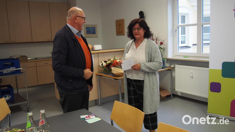 Barbara Schmid übergab eine Spende von 500 Euro an Bernd Stahl. Bild: KDFB Tirschenreuth/exb