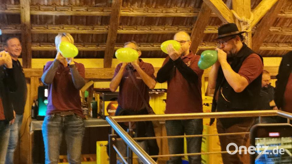 Nächste Aufgabe: Mit dem Mundstück einen Luftballon aufblasen. Bild: Portner