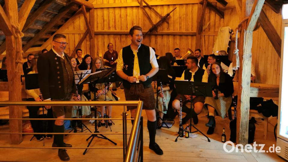 Musikalisches Quiz: Die Blaskapelle Teunz freut sich über die Antworten der Bittsteller aus Schwarzenfeld. Bild: Portner