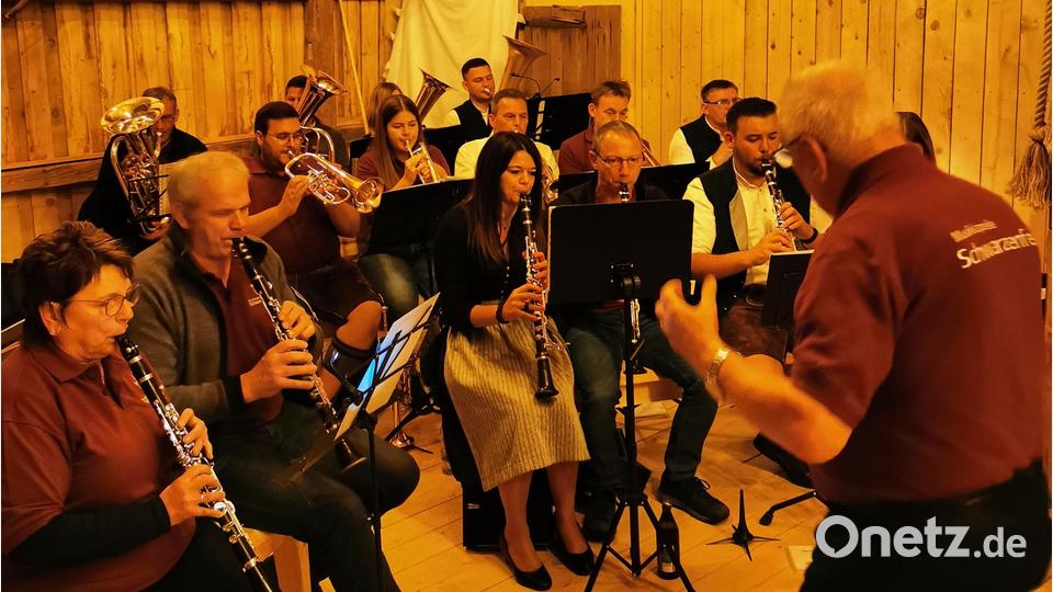 Die Musiker der Jubiläumskapelle und der Patenkapelle haben Spaß daran, in wechselnder Besetzung gemeinsam zu musizieren. Bild: Portner