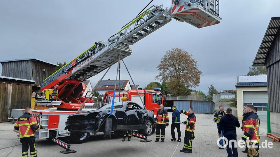 Zu den Übungsobjekten der Drehleiterschulung in Mitterteich gehörte auch ein Schrottauto, das auf dem Bauhof in Mitterteich gelagert. ist. Bild: Franz Bauernfeind/exb