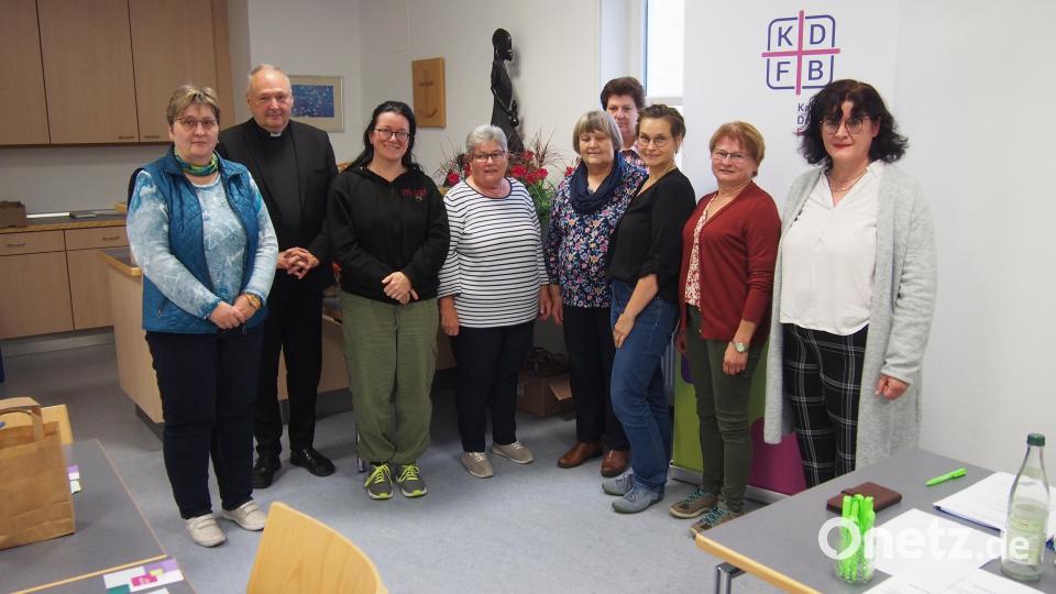 Die neue Vorstandschaft des Frauenbundes mit Rosi Mandry, Stadtpfarrer Flierl, Martina Wührl, Edith Franz, Rosi Haubner, Brigitte Forster, Susanne Lehner, Monika Schmid und Barbara Schmid (von links). Bild: KDFB Tirschenreuth/exb