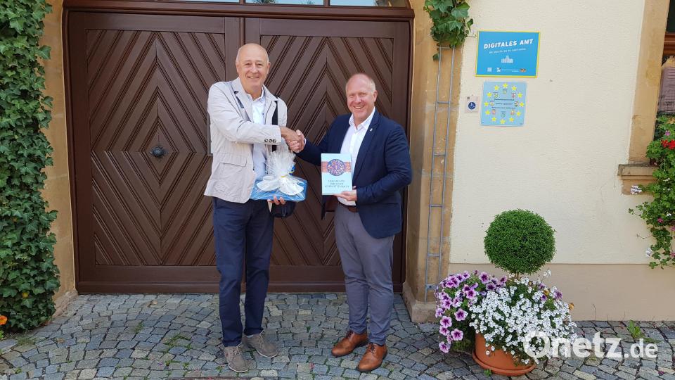 Paolo Rosso (links) mit Bürgermeister Marcus Eichenmüller. Bild: Jonas Gräßmann/exb