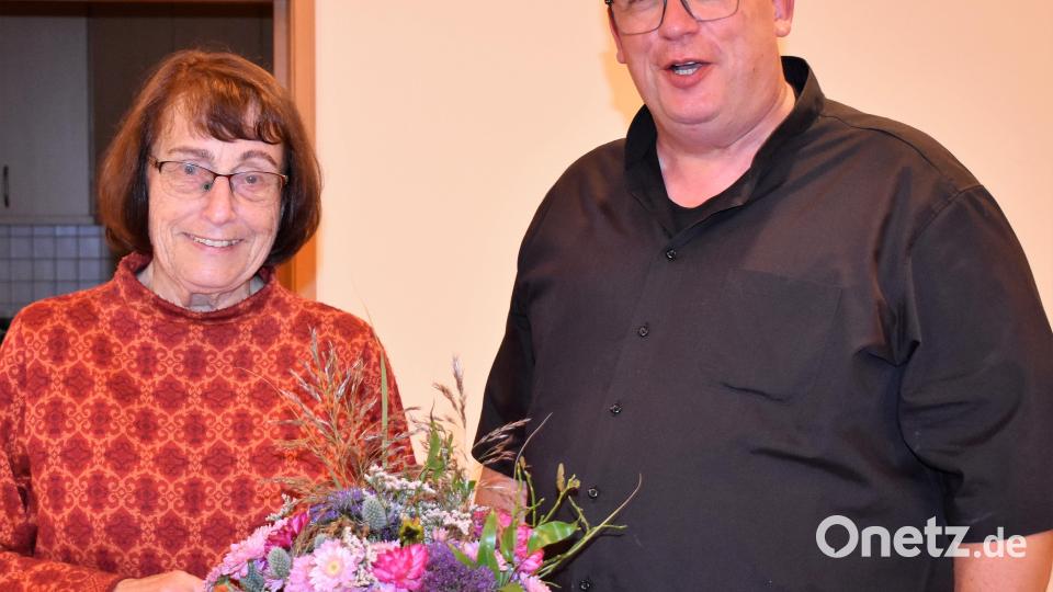 Pfarrer Thomas Berthold bedankt sich bei Heimatpflegerin Leonore Böhm mit Blumen für ihren Festvortrag zum Kirchenjubiläum. Bild: rgr