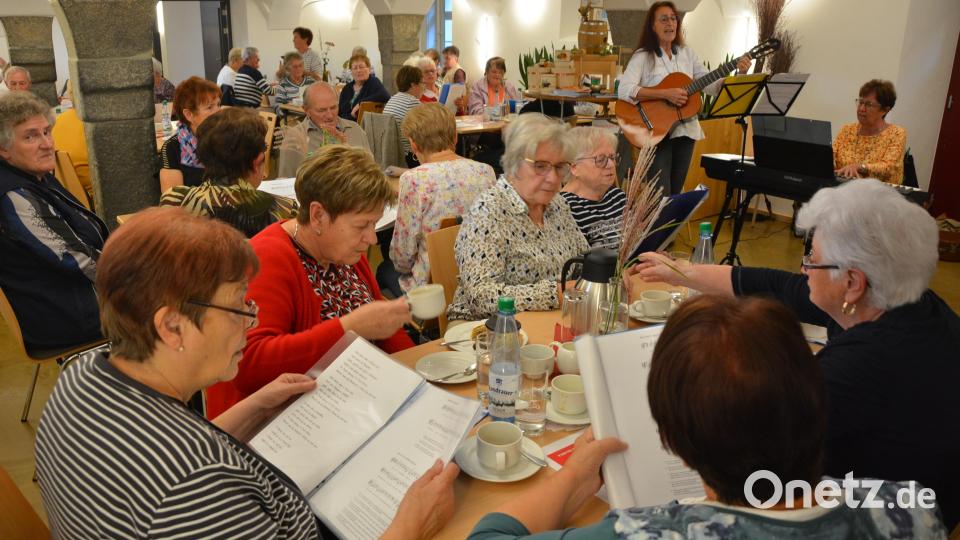 Monika Kunz (stehend) und Margot Sölch (sitzend) sorgten für musikalische Unterhaltung. Bild: jr