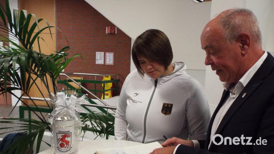 Bürgermeister Roland Strehl und die Weltmeisterin Viola Fritsche beim Rathaus-Empfang mit Eintrag ins Prominentenbuch der Gemeinde Kümmersbruck. Bild: e