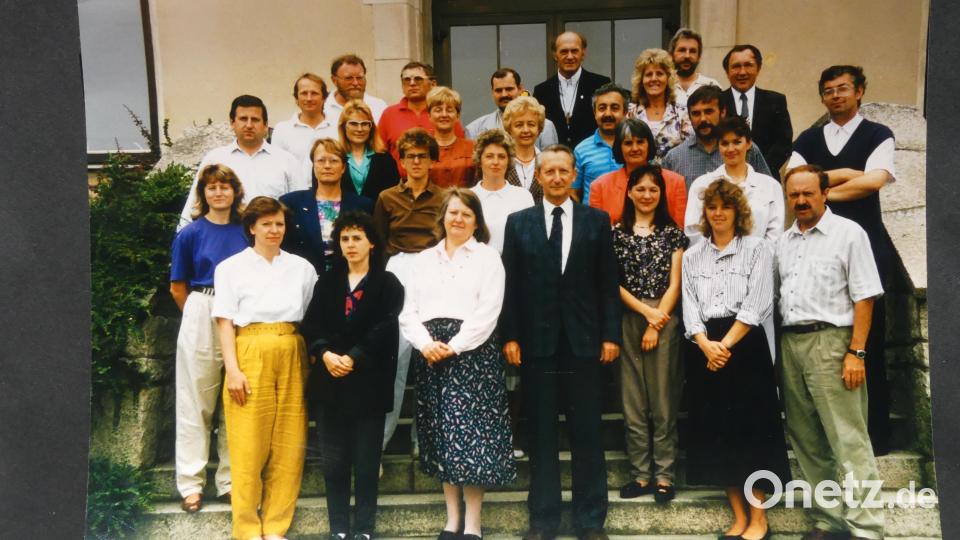 Im Jahr 1989 verabschiedet sich Rektor Georg Wiedenhofer vom Lehrerkollegium der Volksschule Eschenbach. Bild: rn