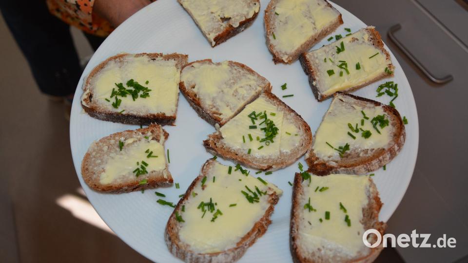 Es gab neben Kuchen frisch geschmierte Butterbrote. Bild: jr