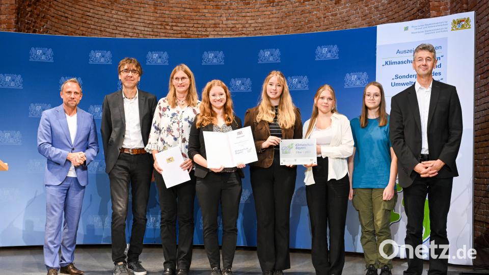 Festakt Auszeichnung „Klimaschulen“. Umwelt- und Verbraucherschutzminister Thorsten Glauber, Schulleiter Thomas Metzler, Umweltbeauftragte Ute Döhler, vier Schülerinnen des BSZ und Kultusminister Michael Piazolo (von links). Bild: Tobias Hase/stmuk/exb