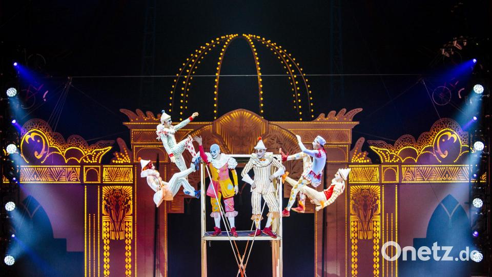 Das Team &quot;Non Stop&quot; führt seine Nummer an einer Trampolinwand auf. Bild: Circus-Krone.de