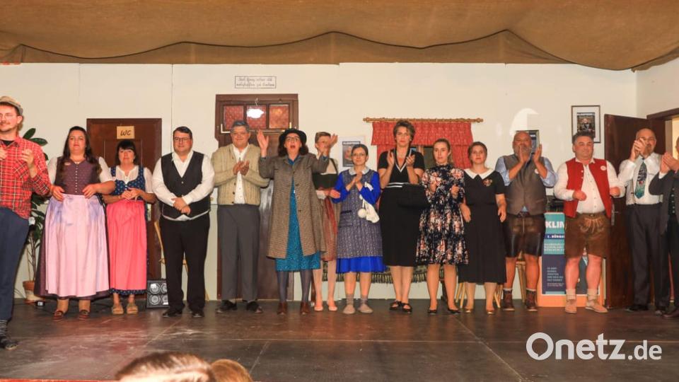 Viel Beifall erhält die Laienspielgruppe der Kolpingsfamilie Moosbach für ihre Darbietungen. Bild: gi