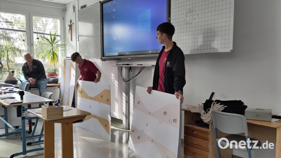 Zwei Schüler stellen ihr Projekt der Klasse und der Firma Schiettinger vor. Bild: Landratsamt Tirschenreuth/exb