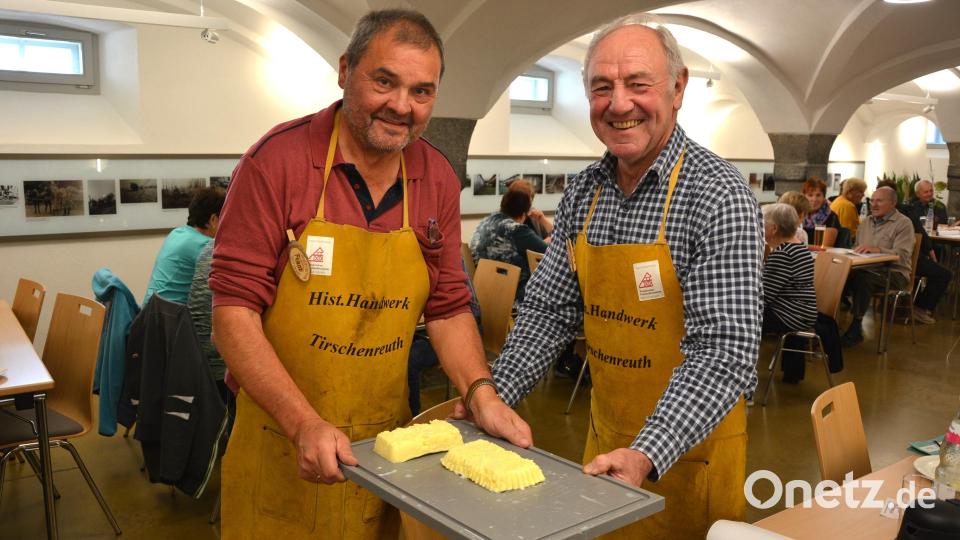 Franz Zölch (links) und Herbert Konrad stellten bei der Sitzweil in Konnersreuth auch frische Butter her. Bild: jr