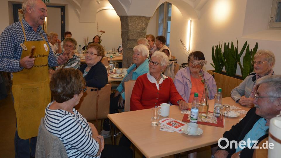 Herbert Konrad (links) vom Arbeitskreis Historisches Handwerk gab viele Einblicke in das landwirtschaftliche Leben früherer Jahre. Bild: jr