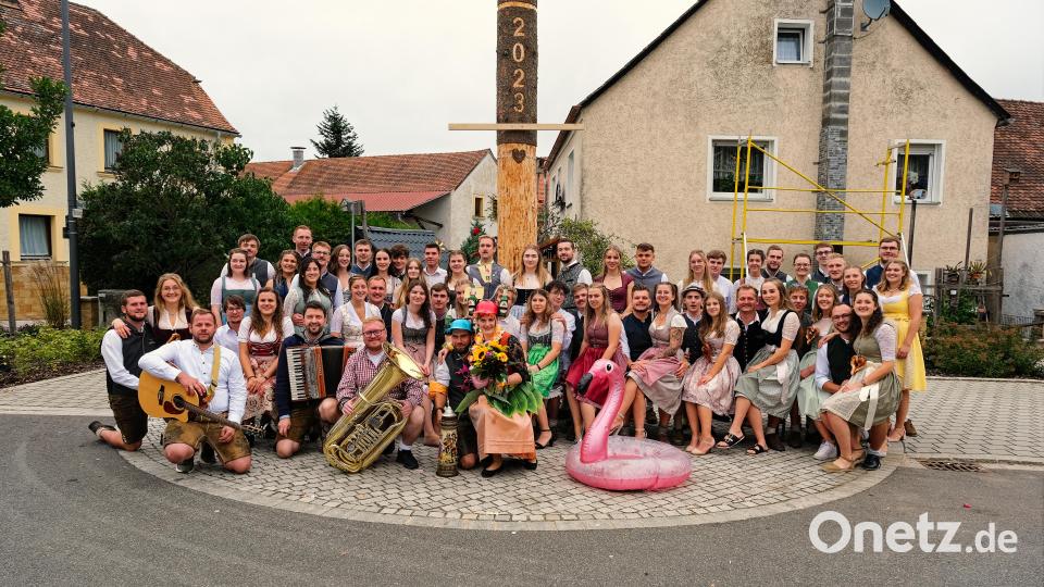 Es ist geschafft: Die Großschönbrunner Kirwapaare können ihr neues Oberkirwapaar präsentieren. Bild: jud