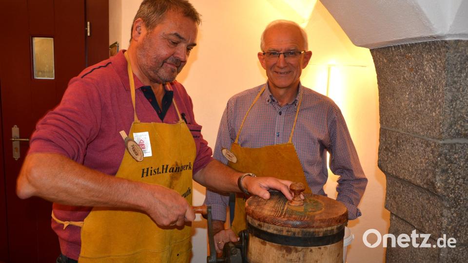 Franz Zölch (links) und Ernst Döllinger beim kräftigen Drehen am Butterfass. Bild: jr