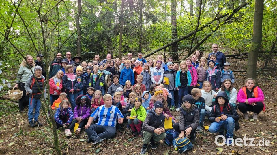 Die Schülerinnen und Schüler bei der Eröffnungsfeier im Schulwald. Bild: Spreitzer/exb