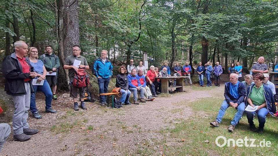 Zum 125. Geburtstag des Fichtelgebirgsvereins Fichtelberg-Neubau gehörte auch eine Andacht. Im Bild unter anderem FGV-Vorsitzender Bernhard Kraus (links) und Pfarrer Ferdinand Weinberger (Vierter von links). Bild: gis