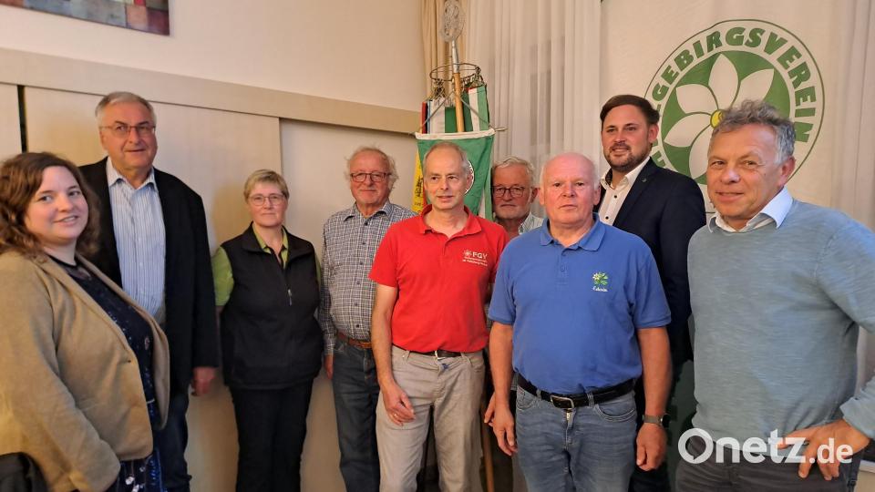 Die &quot;Promis“ des Fichtelgebirgsvereins Fichtelberg-Neubau (von links): Gebietssprecherin Gebiet 3 Eva Burger, Haupt- und Ortsvorsitzender von Bischofsgrün Rainer Schreier, die Ortsvorsitzenden von Oberwarmensteinach Hermine Göres, von Warmensteinach Günther Nölkel, von Fichtelberg-Neubau Bernhard Kraus, von Speichersdorf Dieter Kottwitz, von Mehlmeisel Edwin Prechtl, Bürgermeister Sebastian Voit und TMO-Geschäftsführer Andreas Munder. Bild: gis