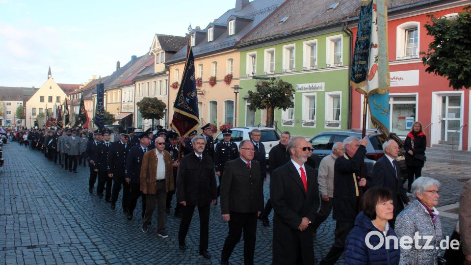 Ein mehr als stattlicher Festzug bewegte sich vom Gesellenhaus zur Stadtpfarrkirche Bild: stg